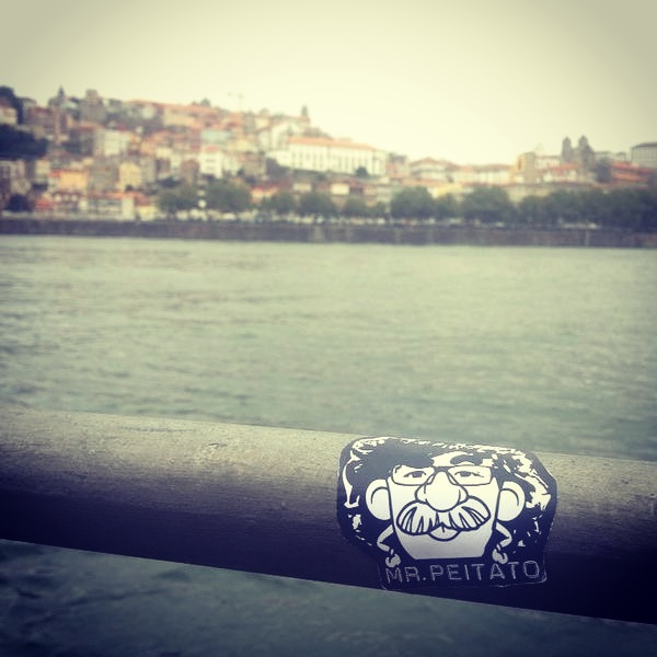 Peipegata sticker slap stickerart  bombardeando Porto-España