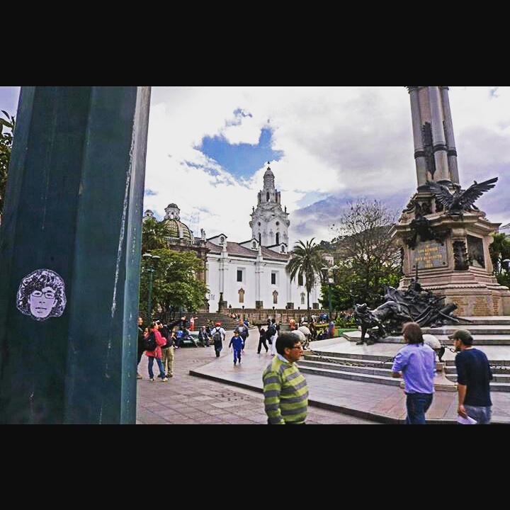 Peipegata sticker slap stickerart  bombardeando Quito- Ecuador